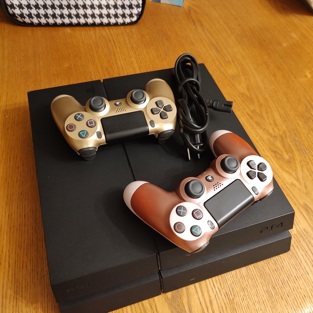 PLAYSTATION 4 - Picture 3 of 5